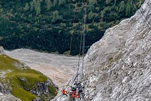 Evakuační gondola spadla.