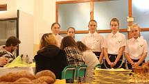 Školní jídelna v Dubném předvedla, jak vaří. Na ukázkové večeři se sešli zvědaví rodiče, ale i jejich potomci.