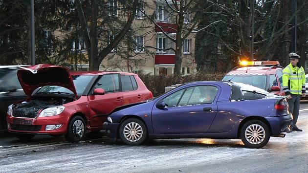 Úterý, první "zimní" den v Českých Budějovicích, nezačalo pro motoristy šťastně. Na snímku je nehoda dvou osobních vozidel v Mánesově ulici.