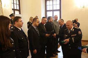 Devadesát českobudějovických policistů bylo vyznamenáno.