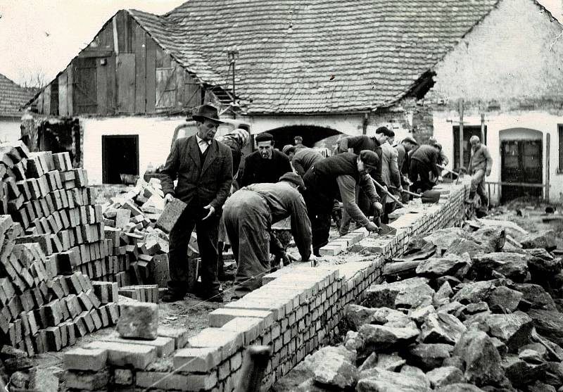 Výstavba kulturního domu v roce 1964.