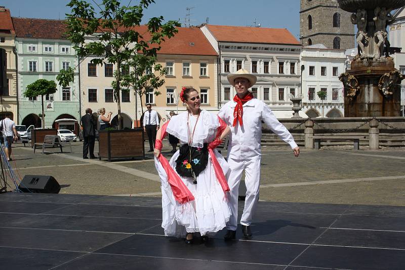 Českobudějovické náměstí se přeneslo v pátek odpoledne do Mexika. Lidé tu poznali tamní kulturu a ochutnali místní speciality.