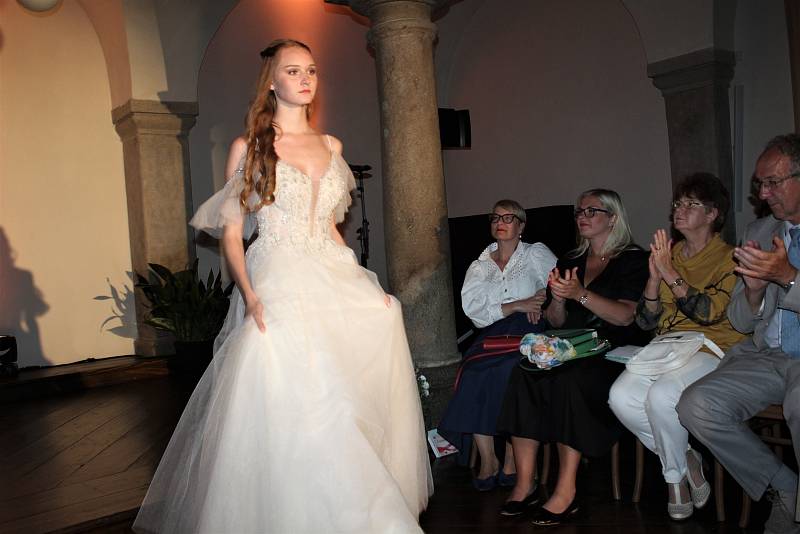 Módní galavečer Fashion Day(s) se slavnostním vyhlášením Ženy Českokrumlovska se konal ve sloupové síni krumlovského zámku.