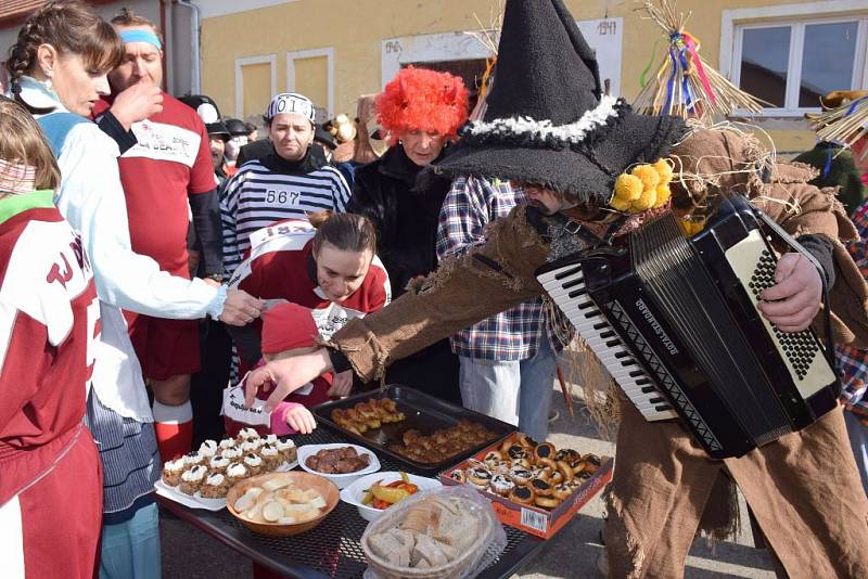 Na pochod obcí Nákří vyrazilo v sobotu celkem 33 dětí a 39 dospělých.