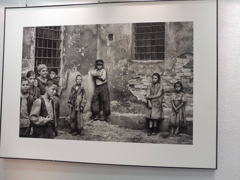 Fotograf Jan Dobrovský byl přítomen po celou dobu natáčení ve štábu Nabarveného ptáčete. Jaké fotografie pořídil, si prohlédnete v kavárně Českého rozhlasu České Budějovice.