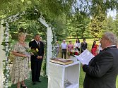 V obci Temelín se Eva a František Maškovi brali v 2. června 1973.  Přesně o 50 let později svůj slib potvrdili v zámeckém parku u Infocentra Jaderné elektrárny Temelín.