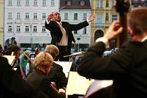 Na netradičních místech by se mohla častěji objevovat Jihočeská komorní filharmonie. Na snímku při loňském koncertě na českobudějovickém náměstí.