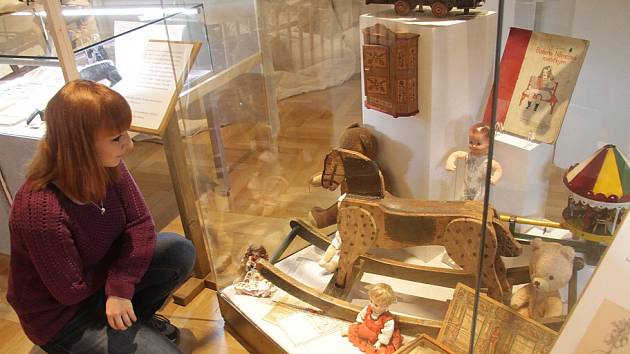Adventní výstava v Jihočeském muzeu se zaměřuje na adventní a mikulášské trhy první půle 20. století. Seznamuje s tím, co si prarodiče mohli tehdy koupit či s jakými světci a jejich obchůzkami se potkávali. Na snímku pracovnice muzea Barbora Jelínková.