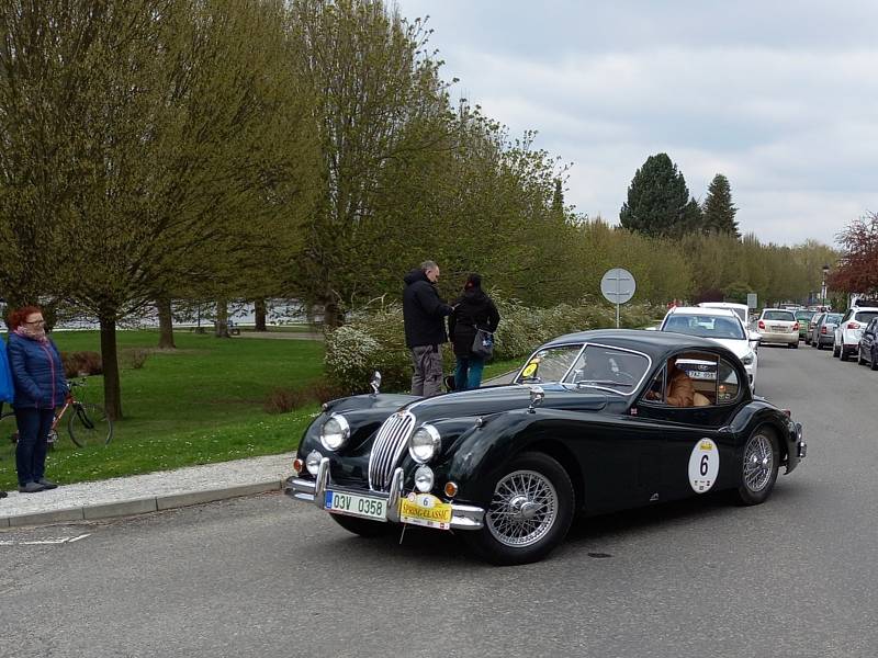 Kontrolní test veteránské rallye Spring Classic v Týně nad Vltavou.