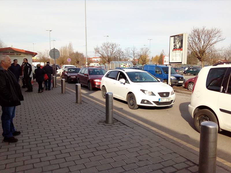 Dlouhé fronty aut se ve čtvrtek ráno tvořily na parkovišti u českobudějovického obchodního domu Kaufland.
