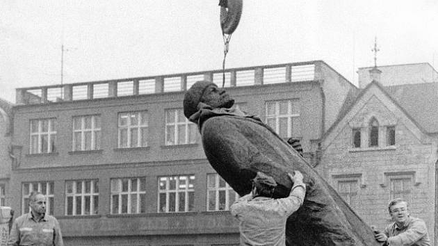 Jeřáb a autogen potřebovali zaměstnanci Pozemních staveb      k odstranění sochy Lenina na Senovážném náměstí.