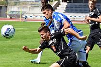 Ve fotbalové přípravě Dynamo prohrálo v Rakousku s Riedem 0:1, Táborsko v Písku s Hradcem Králové 0:3 (na snímku Matouš Varačka atakuje hradeckého Pilaře).