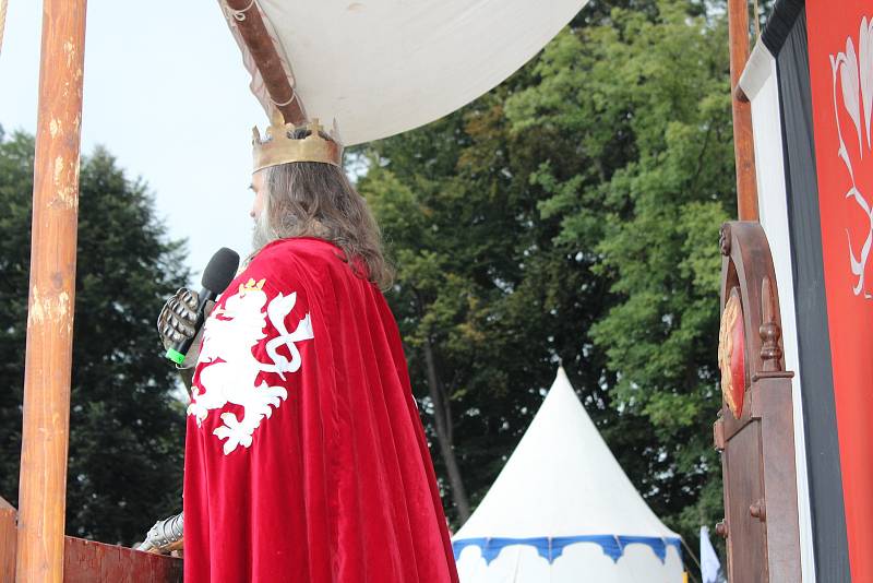 Slavnosti železné a zlaté vyvrcholily v sobotu odpoledne příjezdem krále Přemysla Otakara II. na Sokolský ostrov v Českých Budějovicích.