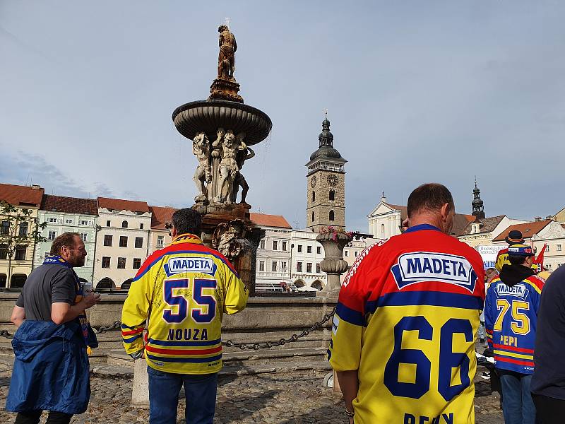 Motor podpořili fanoušci, sešli se u Samsonovy kašny