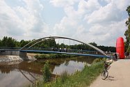 Nová lávka pro pěší a cyklisty spojila břehy Vltavy v Českých Budějovicích u TJ Meteor. Investorem bylo město.