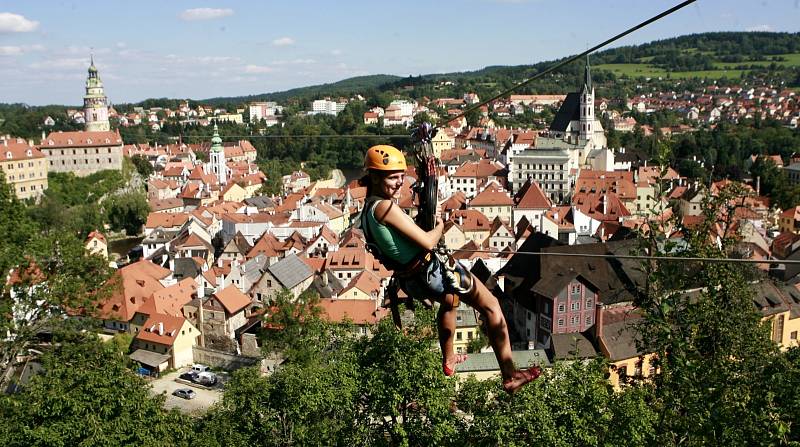 Členové občanského sdružení Proradost zavěsili 5. září v Českém Krumlově téměř čtyřsetmetrové lano mezi zámeckou věží a Jelení zahradou a létali na historickým centrem města