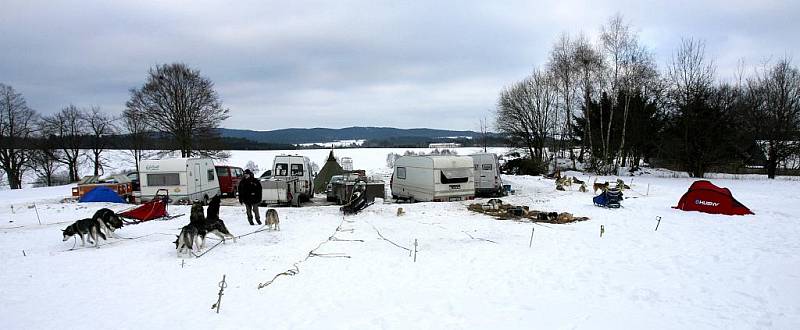 Neobvyklý nonstop závod psích spřežení odstartoval 14. února ve Veclově na Jinřichohradecku. Závodníci mají sto hodin na to, aby urazili co největši vzdálenost. Závěr je v sobotu odpoledne. Loňský vítěz dokázal ujet 559 kilometrů.