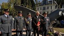 Odhalení pomníku českým letcům RAF v ČB. Na snímku uprostřed generál Emil Boček, zcela vpravo plukovník Alois Dubec. Druhý zprava iniciátor stavby pomníku Vladimír Vopalecký. V dobových uniformách na snímku zleva Martin Lamač a František Mikulík.