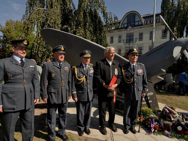 Odhalení pomníku českým letcům RAF v ČB. Na snímku uprostřed generál Emil Boček, zcela vpravo plukovník Alois Dubec. Druhý zprava iniciátor stavby pomníku Vladimír Vopalecký. V dobových uniformách na snímku zleva Martin Lamač a František Mikulík.