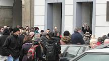 Lidé se naposledy přichází rozloučit s Václavem Havlem na náměstí Přemysla Otakara II. v Českých Budějovicích.