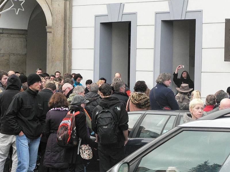 Lidé se naposledy přichází rozloučit s Václavem Havlem na náměstí Přemysla Otakara II. v Českých Budějovicích.