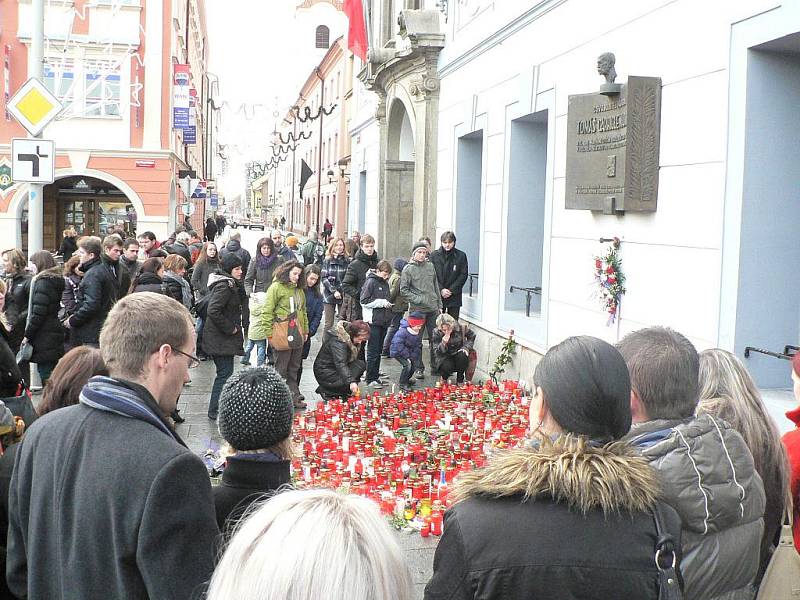 Lidé se naposledy přichází rozloučit s Václavem Havlem na náměstí Přemysla Otakara II. v Českých Budějovicích.