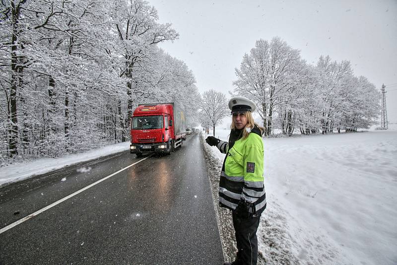 Za Dasným u odbočky na Čejkovice se srazilo v pondělí ráno pět aut při hromadné nehodě. "Větší auto, které jsme nabourali jsme měli půjčené. Jeli jsme pro novou kuchyň. Na někoho se zlobit? Na také vrstvě rozbředlého sněhu ani není divu, že jsme do sebe n