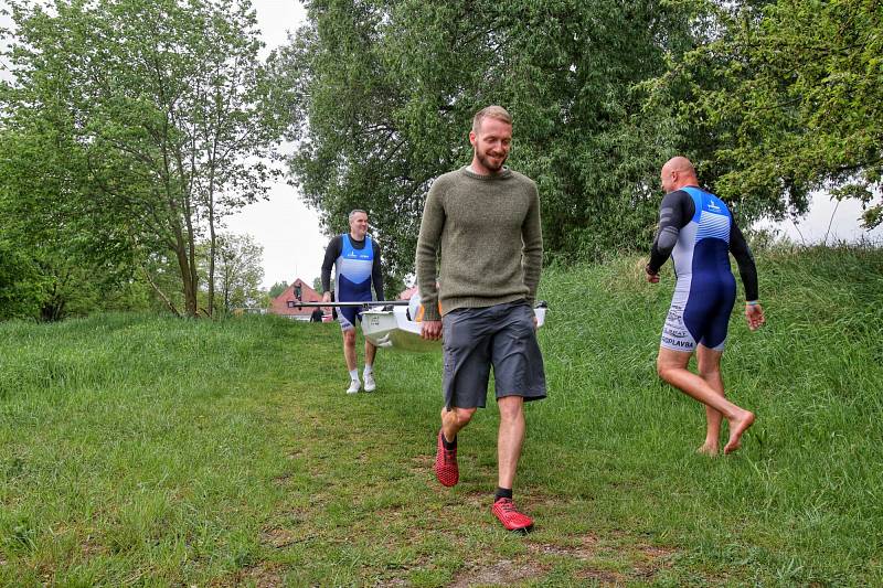 Veslaři vyrazili z Českých Budějovic do Prahy. Připomněli tak voroplavbu na této trase.