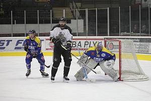 Hokejisté Milevska ve třetím finálovém duelu play off krajské ligy porazili Hlubokou nad Vltavou 7:4. V pátek ale kralovala v Pouzar centru Hluboká a stala se mistrem krajské ligy. Foto: HC Milevsko