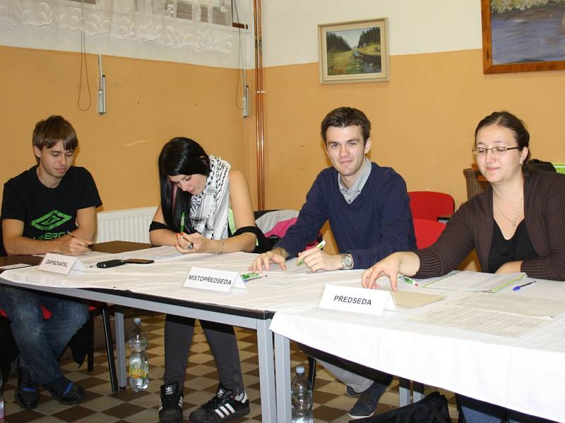Členové volební komise v Byňově soupeřili, kdo bude mít na své části volebního seznamu odškrtnuto více voličů. V poledne vedla Hana Tesková (vpravo).