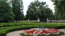 Zámek Hluboká obklopují okrasné zahrady a anglický park, v bývalé zámecké jízdárně je Alšova Jihočeská galerie.