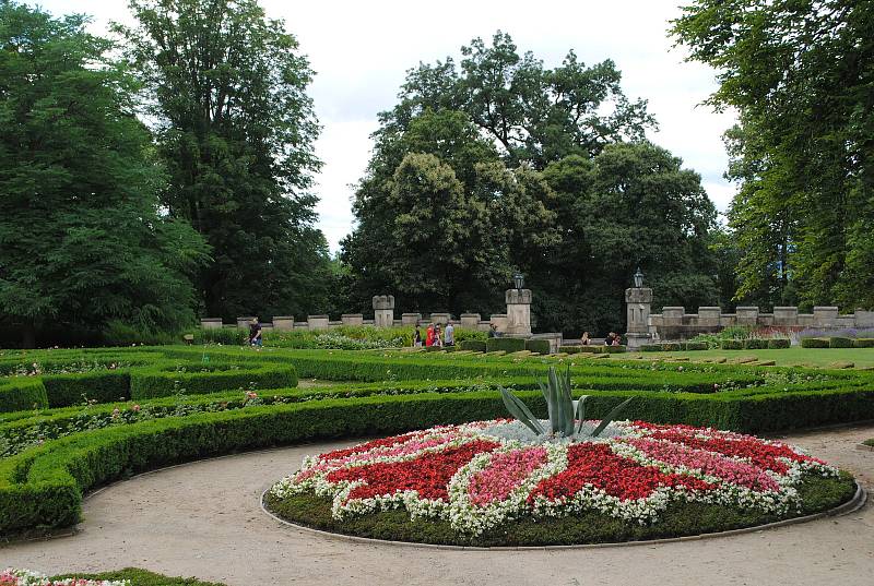 Zámek Hluboká obklopují okrasné zahrady a anglický park, v bývalé zámecké jízdárně je Alšova Jihočeská galerie.