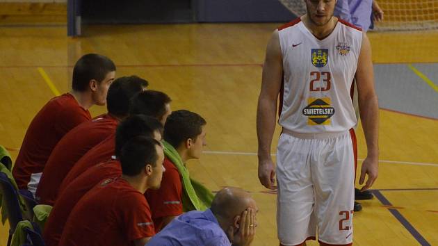 SKLOPENÉ OČI. Po utkání v Opavě basketbalistům Lions zůstali sklopené oči. Jihočeši prohráli vysokým rozdílem 101:63 a nic na tom nezměnil ani výkon Briana Traceyho (vpravo), který si v utkání připsal 14 bodů.