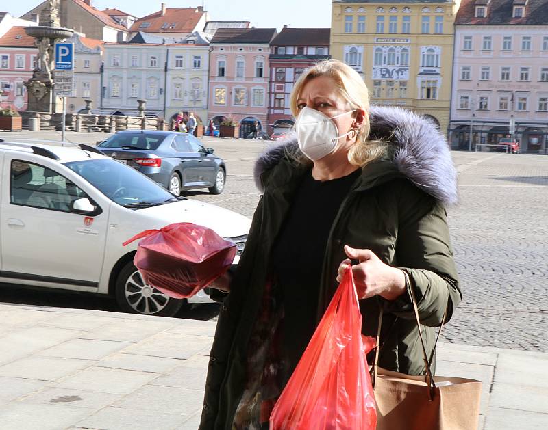 Od čtvrtka 25. února máme za povinnost ve vybraných prostorách (obchody, úřady či veřejná doprava atd.) používat respirátory FFP2, případně některé jiné určené varianty ochrany. První den v Českých Budějovicích.