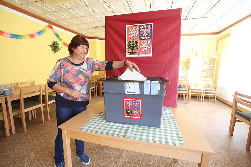 V Čížkrajicích dohlížela na volby komise v tradičním složení. Zasedl v ní i kybernetik, předsedou byl myslivec.