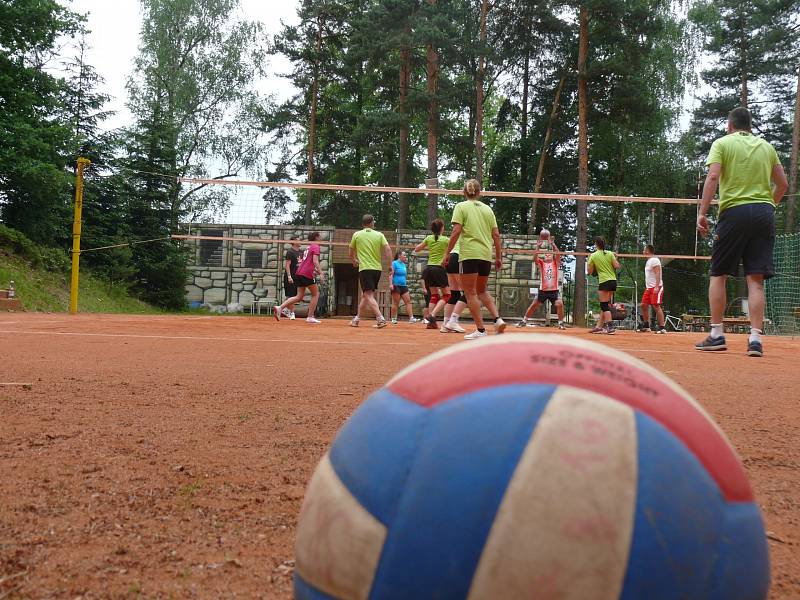 Volejbalový turnaj smíšených rodinných týmů pořádala Hlincovka