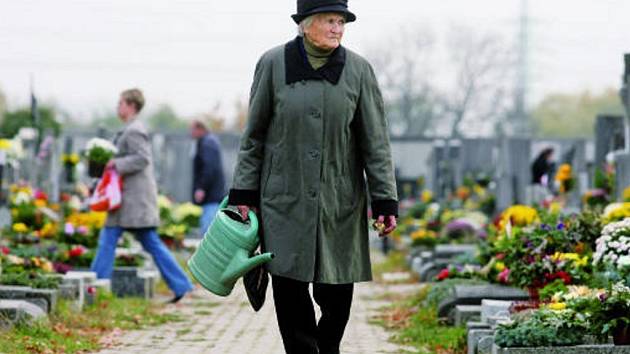 V uplynulých třech víkendech byl na hřbitovech skutečný frmol. Daší nápor se očekává zase až na Vánoce. 