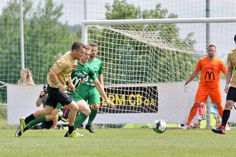 V sobotu si užili fanoušci fotbalu i českých filmů 10. ročník akce Pomáháme fotbalem 2018. Shlédli utkání týmů Real top Praha a Mádl Temau. Na hřišti se objevili kromě Jiřího Mádla, jeho dva bratři, ale i Vojtěch Dyk, Adam Mišík, Lavi (Kuba Štáfek),...