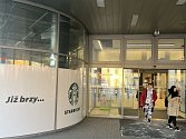 V přízemí českobudějovického obchodního centra Mercury se objevilo logo známého řetězce.