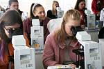 Talent Akademie v přírodovědecké fakultě Jihočeské univerzity, kde se studenti ve dvou laboratořích seznámili s krásou evolučně důležitých druhů sinic a řas pod mikroskopem.