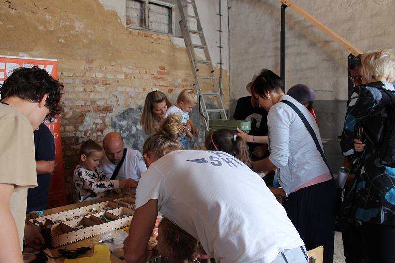 Maker Faire neboli přehlídka různých vynálezů přitáhla v sobotu od deseti hodin do českobudějovické "Žižkárny" davy návštěvníků.