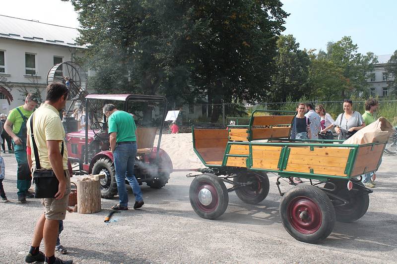 Maker Faire neboli přehlídka různých vynálezů přitáhla v sobotu od deseti hodin do českobudějovické "Žižkárny" davy návštěvníků.