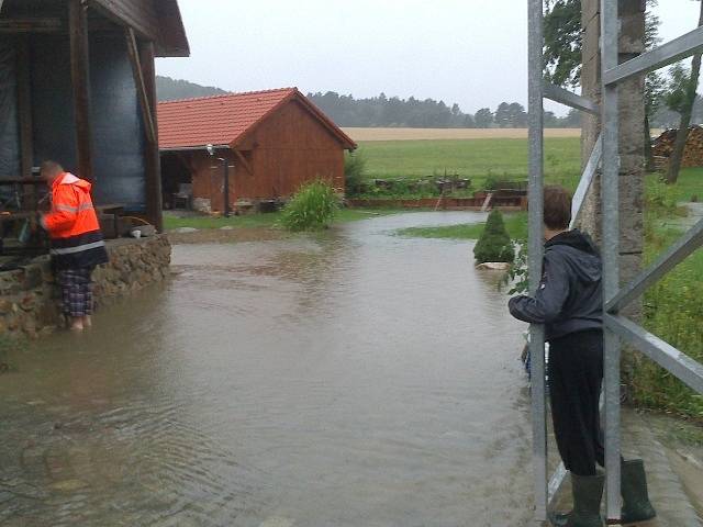 Velká voda se v pondělí večer přihnala do Všemyslic.