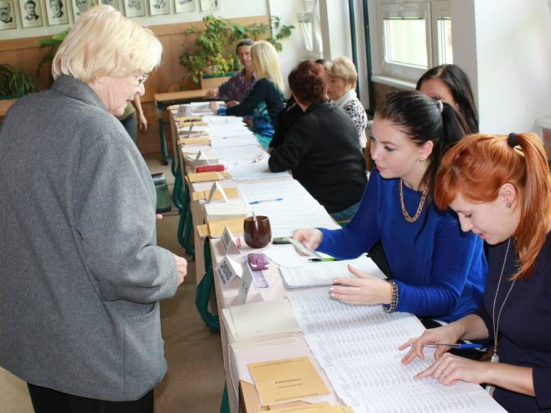 Volební okrsky 8 a 13 v ZŠ Kubatova v Českých Budějovicích.