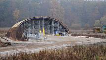 Výstavba D3. U Vidova se staví 792 m dlouhý most, který převede dálnici přes silnici mezi Roudným a Vidovem a přes řeku Malši. Bude to estakáda o 19 polích.