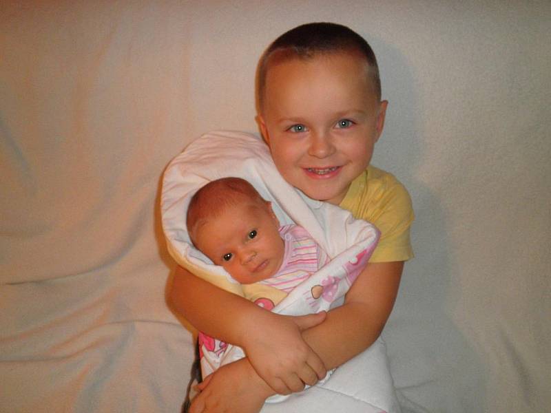 V náručí čtyřletého brášky Filípka spokojeně odpočívá Nela Kourová. Narodila se 22.10.2011 v 6 hodin 23 minut, po porodu vážila 3,03 kg a měřila 49 cm. Šťastnými rodiči obou dětí jsou Simona a David Kourovi z Hrdějovic.