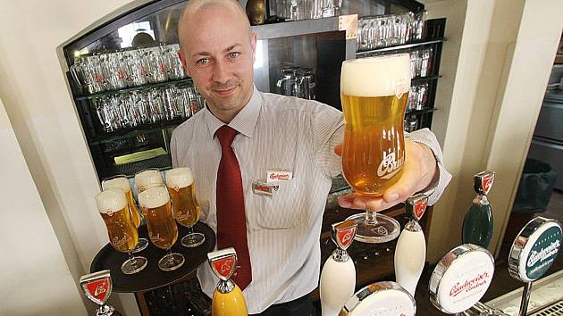 Speciální edici nového typu piva začal dnes prodávat českobudějovický Budvar ve vybraných hospodách, na snímku z Masných krámů je Radim Tomka.