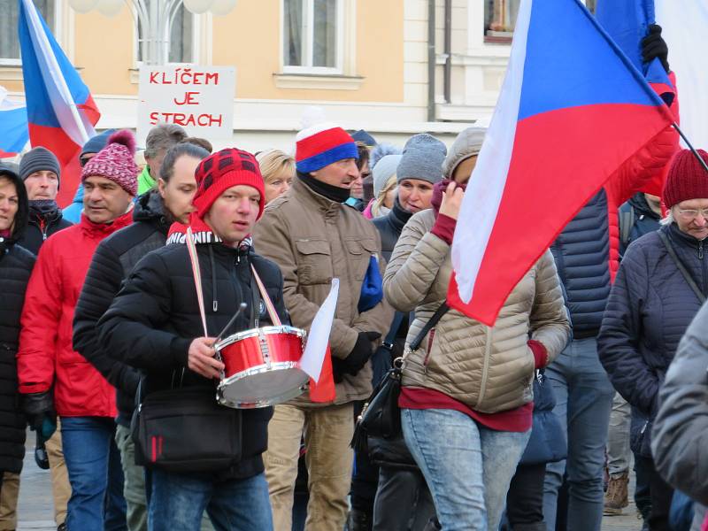 Demonstrace a pochodu za svobodu v Českých Budějovicích se zúčastnilo asi pět stovek lidí. Na průběh akce dohlížela policie.