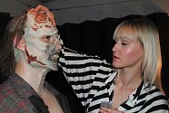 Festival českého hororu 2024 v českobudějovickém hudebním klubu mcFabrika. Zombie vzešla zpod rukou uměleckých maskérů Jakuba Gründlera a Aeron Medley z Metamorph FX. 