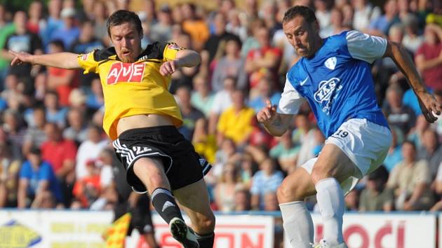 Jan Šimák v derby proti Dynamu bojuje s Ondřejem Herzánem.